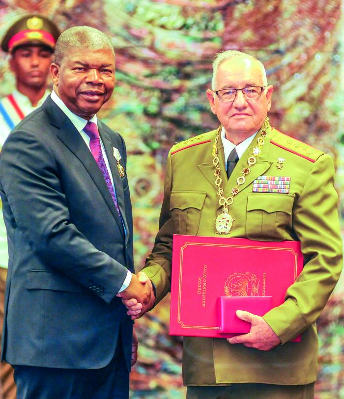 General de Cuerpo de Ejército Ramón Espinosa Martín, al recibir la orden Agostinho Neto.