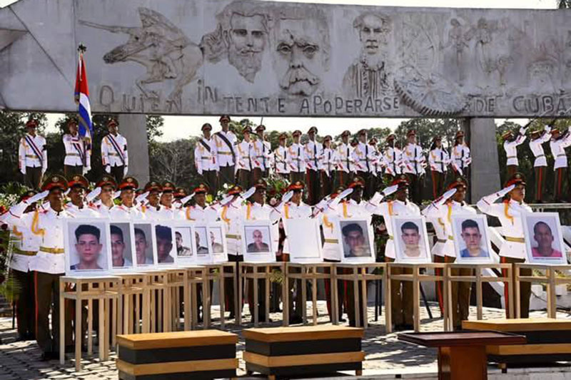 Homenaje a los 13 combatientes caídos, en la Plaza Calixto García Íñiguez, de Holguín.