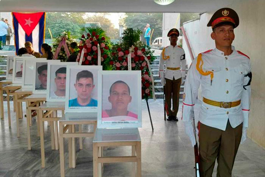Guardia de honor a los caídos.