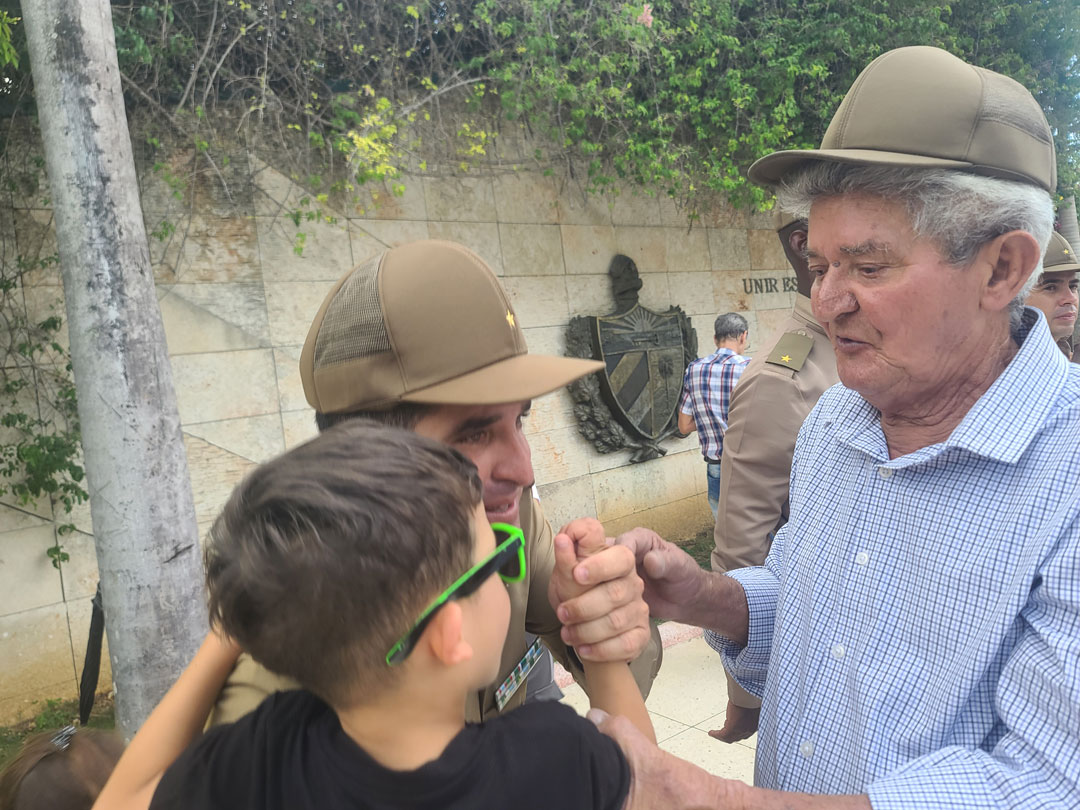 Momento de encuentro de un oficial con su familia.