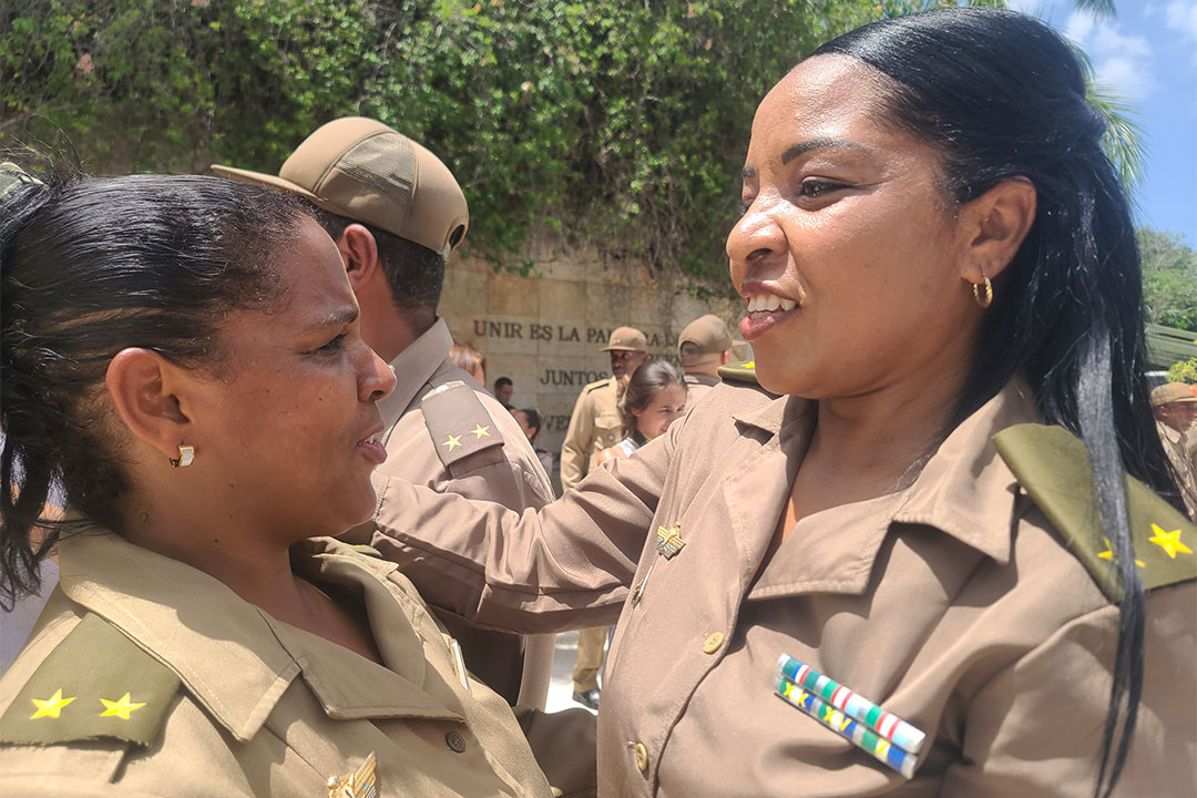 Dos mujeres oficiales se abrazan.