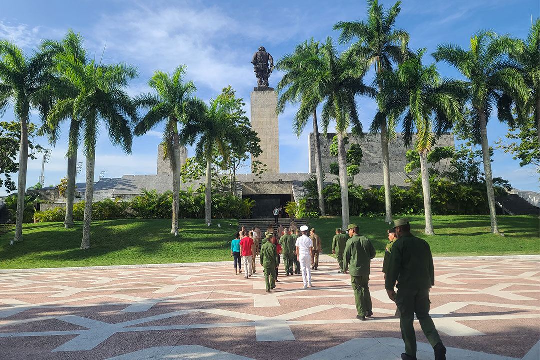 Jóvenes de las FAR y el Minint rumbo al Memorial del Complejo Escultórico Comandante Ernesto Che Guevara.