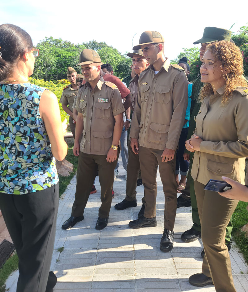 Jóvenes de las FAR y el Minint recorren el Complejo Escultórico Comandante Ernesto Che Guevara, en Santa Clara.