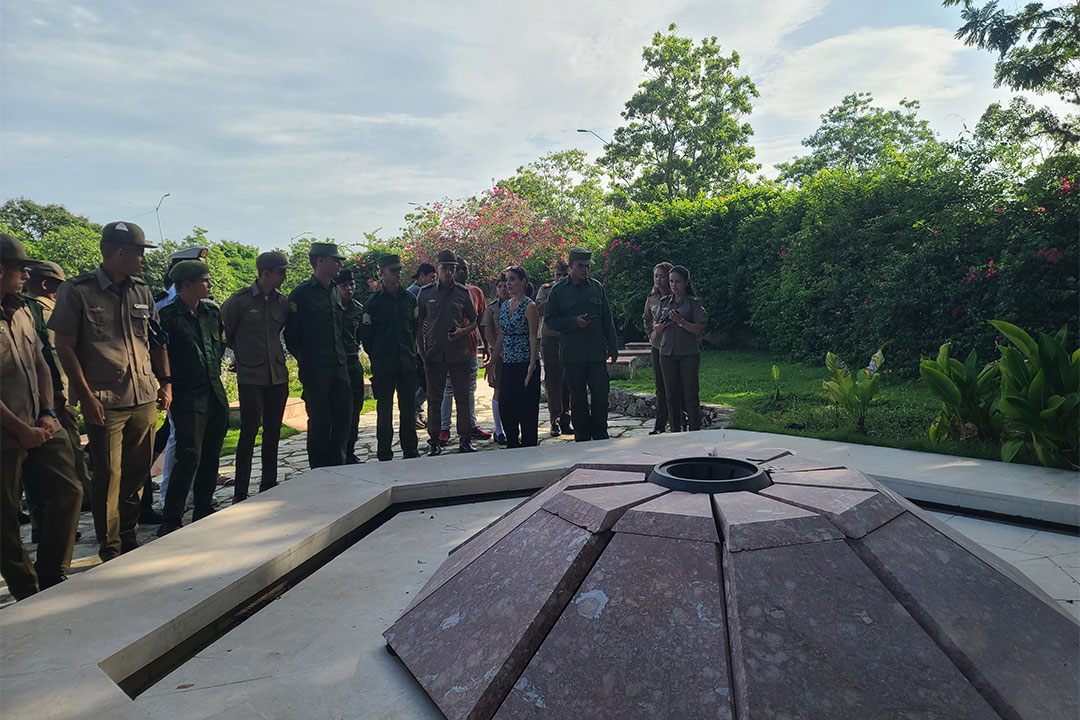Jóvenes combatientes ante la llama eterna del Mausoleo del Frente de Las Villas.