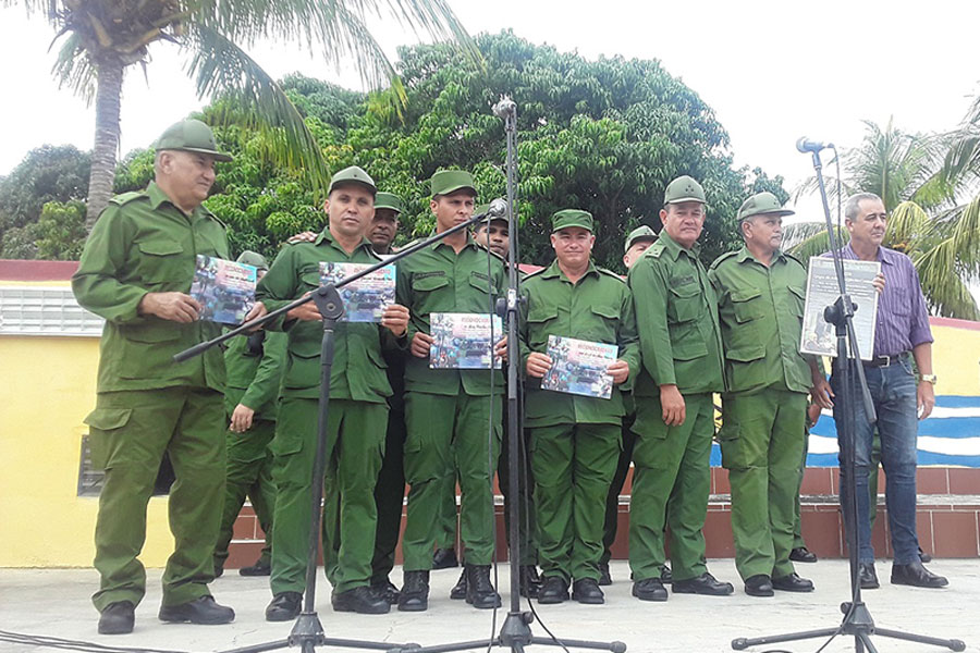 En la jornada se entregó un reconocimiento colectivo a la UM 4332 Grupo de Aviación Ejército Central, por su participación en las acciones de salvamento en el oriente cubano. 