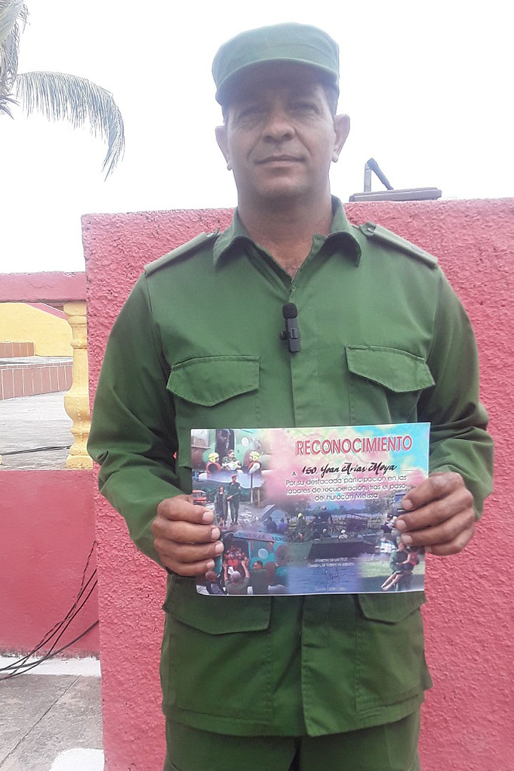 Suboficial Yoan Arias recibe reconocimiento por su participación en labores de salvamente tras el huracán Melissa en el oriente de Cuba.