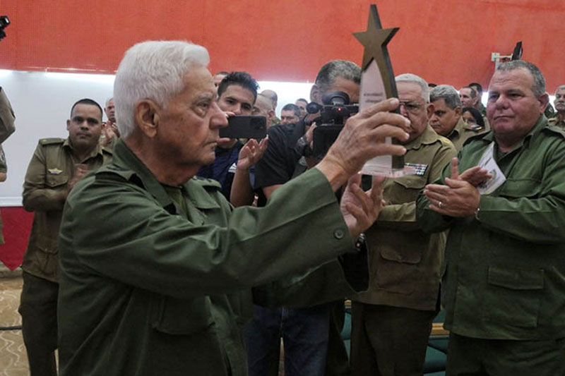 Reconocimiento al al general de Cuerpo de Ejército Joaquín Quintas Solá, viceministro de las FAR.