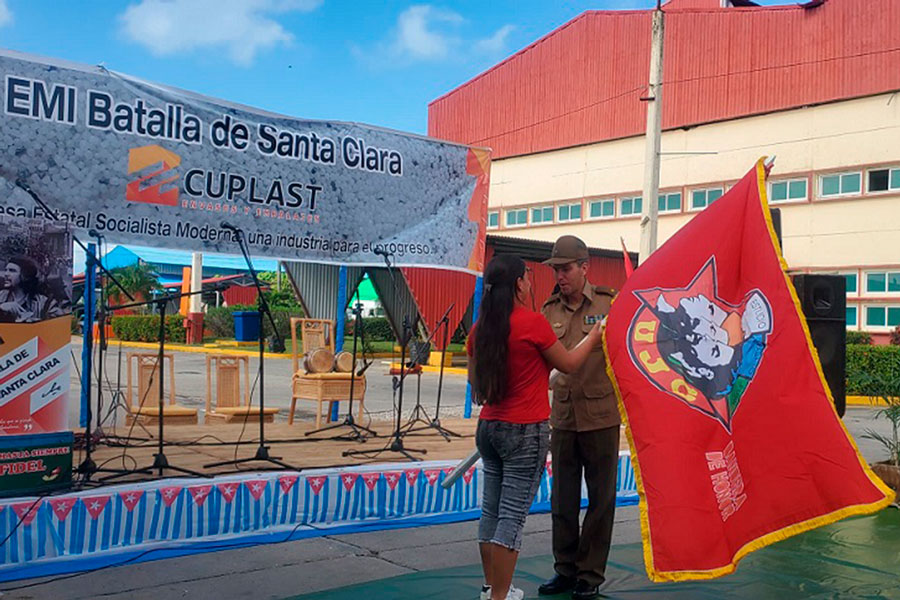 Colectivo de la EMI Batalla de Santa Clara recibe la Bandera de Honor de la UJC.