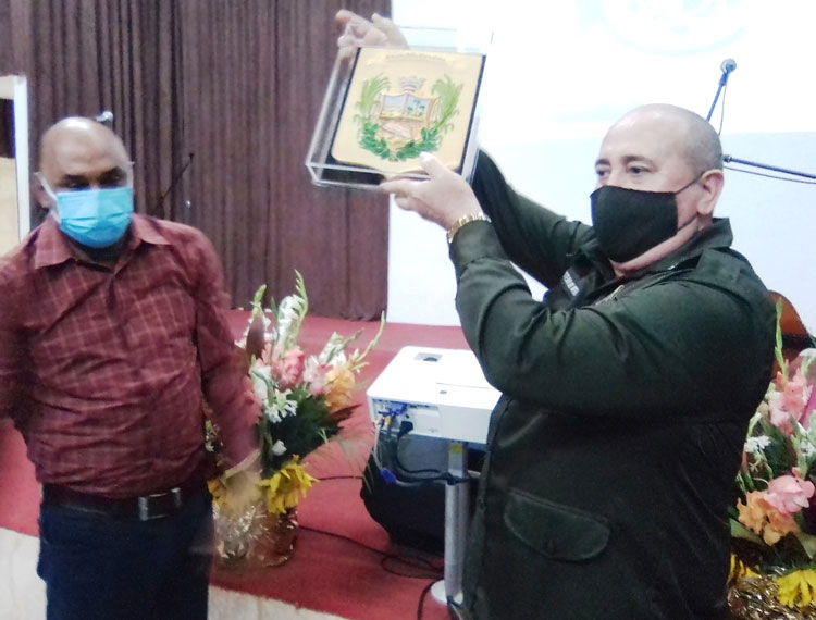El gobernador Alberto López Díaz hizo entrega del Escudo de Armas de Villa Clara al delegado del Minint, coronel Gustavo Díaz Villalobos.