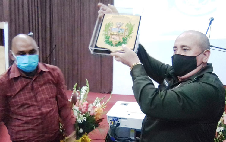 El gobernador Alberto López Díaz hizo entrega del Escudo de Armas de Villa Clara al delegado del Minint, coronel Gustavo Díaz Villalobos.