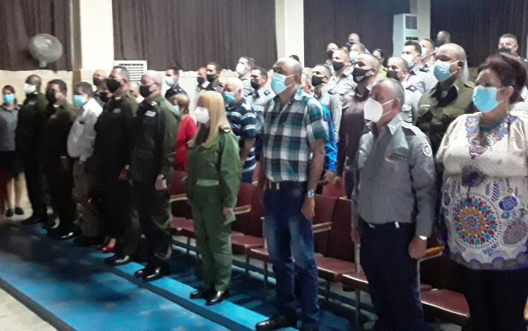 Principales dirigentes del Partido y el Gobierno en Villa Clara asistieron al acto por el aniversario 63 de la Policía Nacional Revolucionaria. Principales dirigentes del Partido y el Gobierno en Villa Clara asistieron al acto por el aniversario 63 de la Policía Nacional Revolucionaria.