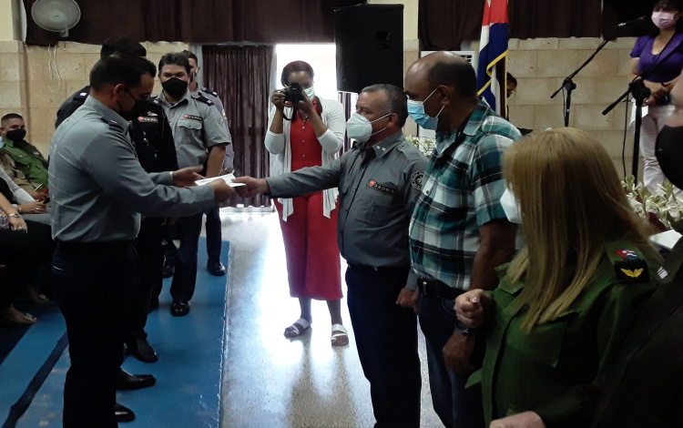Entrega de la distinción Servicio Distinguido, a combatientes de la Policía Nacional Revolucionaria Entrega de la distinción Servicio Distinguido, a combatientes de la Policía Nacional Revolucionaria