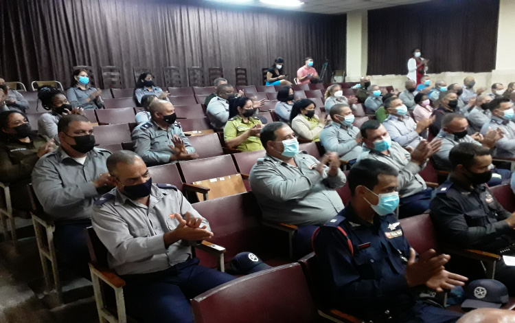 Combatientes en el acto por el aniversario 63 de la Policía Nacional Revolucionaria.