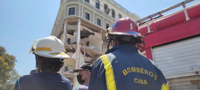 Fuerzas de rescate y salvamento en el hotel Saratoga, en La Habana.