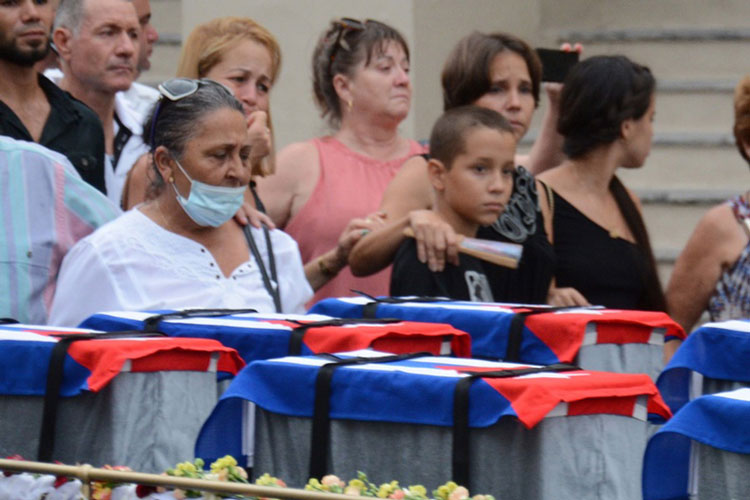 Familiares de los caídos en el incendio de la Base de Supertanqueros de Matanzas. Familiares de los caídos en el incendio de la Base de Supertanqueros de Matanzas.
