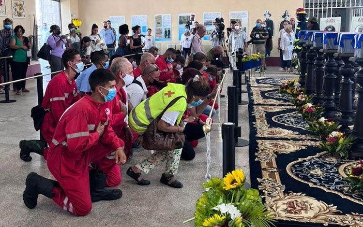 Rescatistas rinden homenaje póstumo a los caídos en el incendio de Matanzas. Rescatistas rinden homenaje póstumo a los caídos en el incendio de Matanzas.