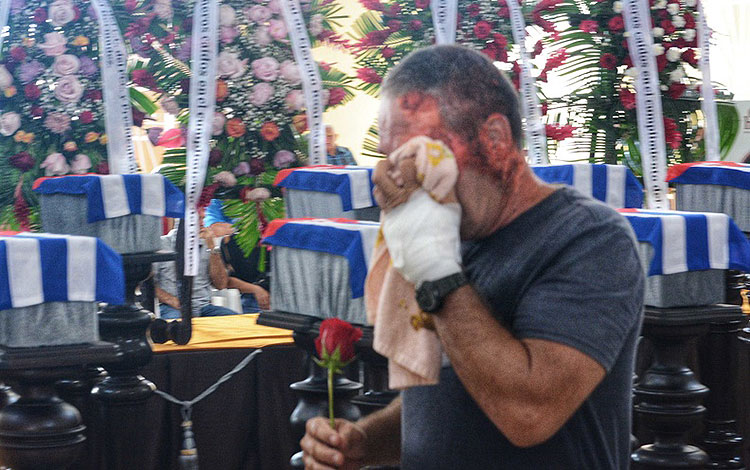 Lesionado en el incendio de la Base de Supertanqueros de Matanzas llora en homenaje póstumo a sus compañeros caídos. Lesionado en el incendio de la Base de Supertanqueros de Matanzas llora en homenaje póstumo a sus compañeros caídos.
