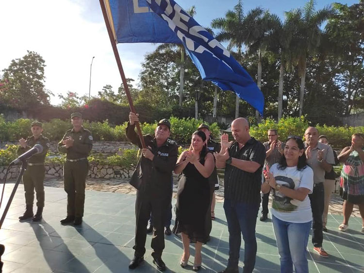 Entrega de la Bandera de Proeza Laboral al Cuerpo de Bomberos de Villa Clara. Entrega de la Bandera de Proeza Laboral al Cuerpo de Bomberos de Villa Clara.