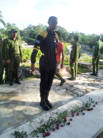 Bombero Menám Gerardo Fernández deposita flor ante la llama eterna del Mausoleo Frente de Las Villas.. Bombero Menám Gerardo Fernández deposita flor ante la llama eterna del Mausoleo Frente de Las Villas..