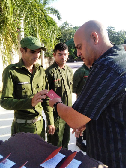 Entrega del carné a nuevos militantes del Partido. Entrega del carné a nuevos militantes del Partido.