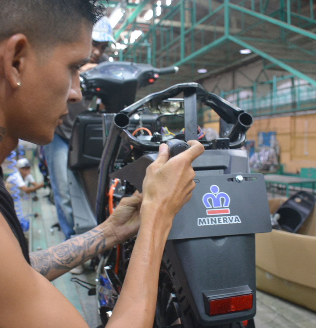 Fabricación de motorinas en Ciclos Minerva, de Santa Clara.