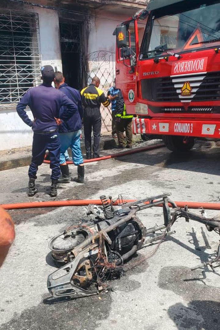 Motorina incendiada en Santa Clara.