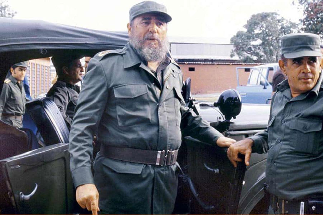El Comandante en Jefe Fidel Castro Ruz, junto a José Castro Delgado,  jefe de la escolta del líder de la Revolución.