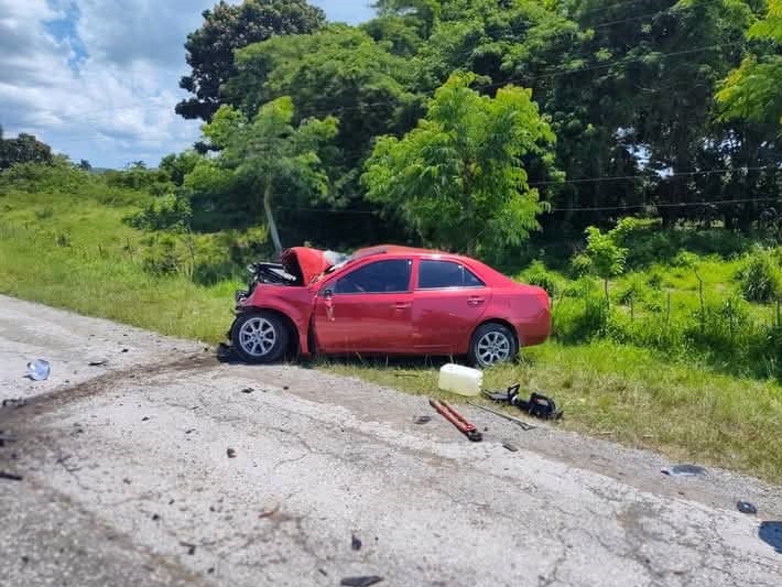 Auto accidentado en la autoopista nacional.