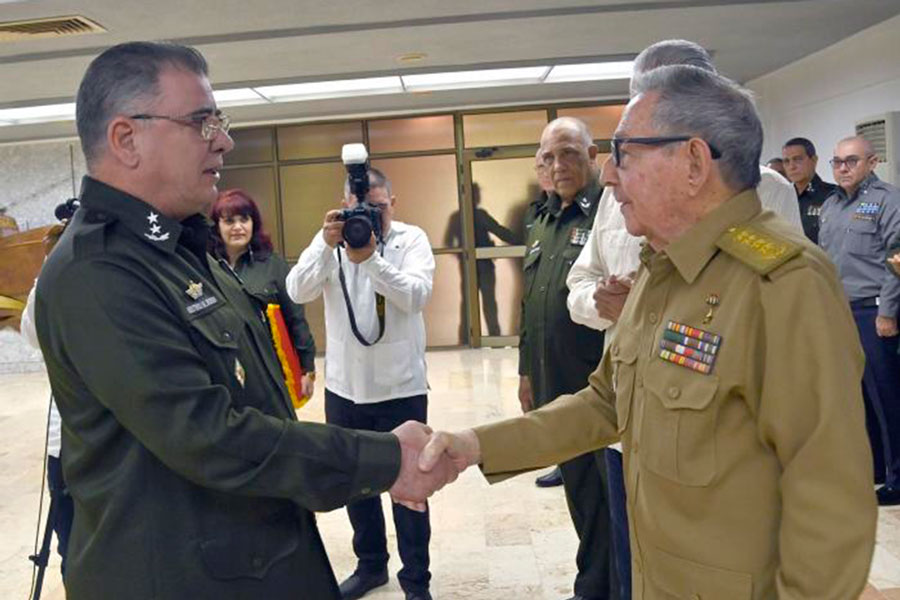 El General de Ejército Raúl Castro Ruz felicita a Lázaro Alberto Álvarez Casas, miembro del Buró Político y ministro del Interior,  ascendido al grado militar de general de Cuerpo de Ejército.