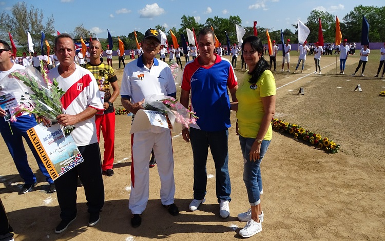 Aquino Abreu, Gloria Deportiva, recibe su reconocimiento de parte de Arildo Hernández, director provincial de Deporte y Mileidi González, primera secretaria del PCC en Manicaragua. Aquino Abreu, Gloria Deportiva, recibe su reconocimiento de parte de Arildo Hernández, director provincial de Deporte y Mileidi González, primera secretaria del PCC en Manicaragua.
