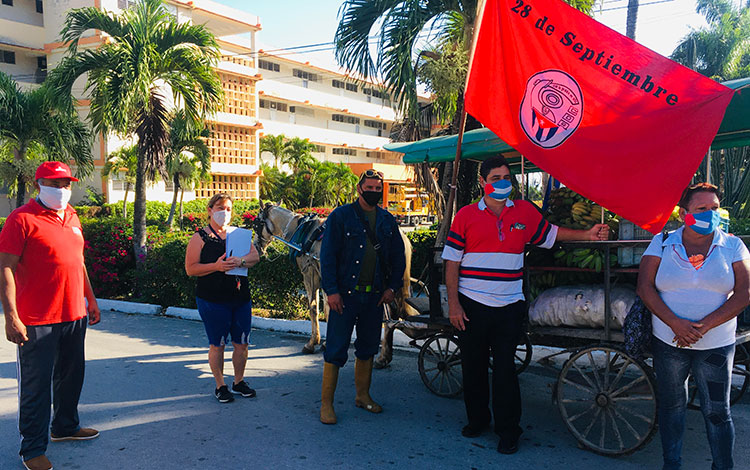 Entrega de donación de alimentos al centro de aislamiento de la EIDE Héctor Ruiz.