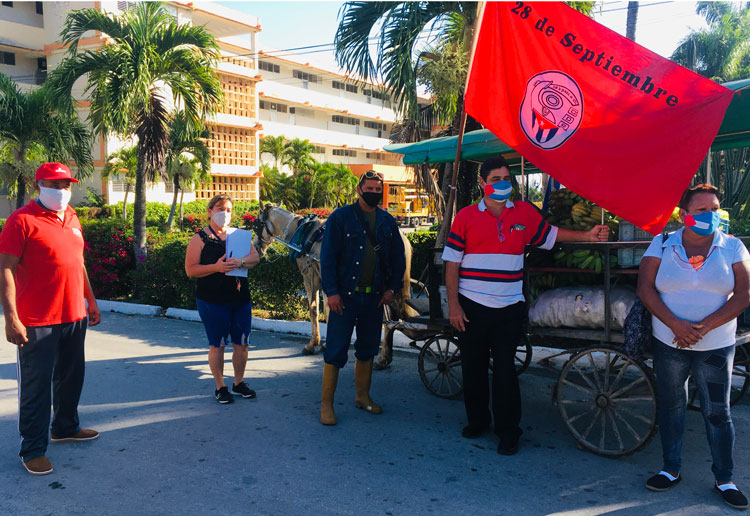 Entrega de donación de alimentos al centro de aislamiento de la EIDE Héctor Ruiz.