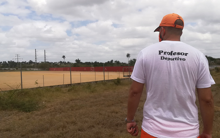 Para el profe Frank Alberto Martí­nez Plasencia la reparación del terreno de hockey es algo de lo que estar muy orgullosos ya que años atrás no se pensó tener un terreno con la calidad que hoy podemos apreciar. (Foto: Dayana Darias Valdés) 