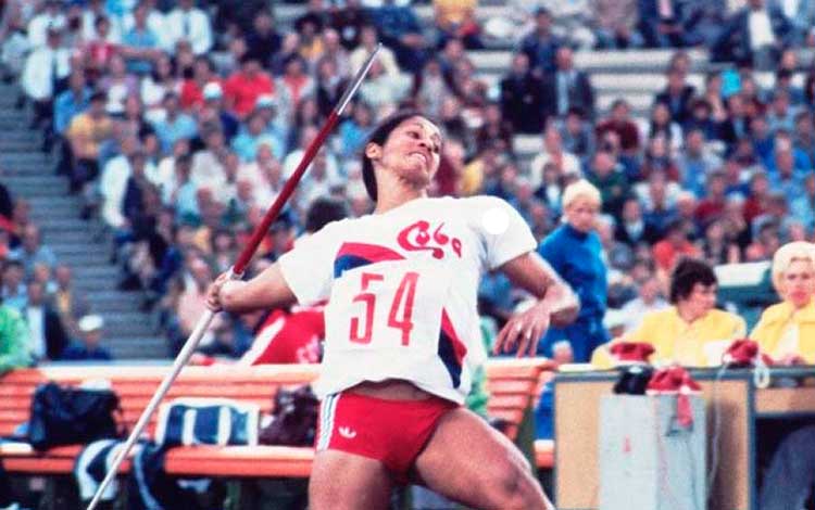 María Caridad Colón lanza la jabalina para el oro en los Juegos Olímpicos Moscú 1980.