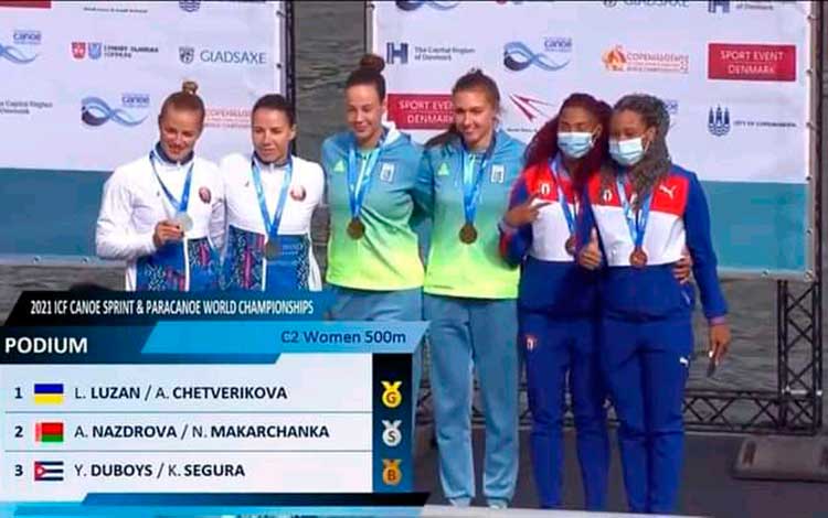 Premiación de la final del C2 a 500 m para mujeres del campeonato mundial de canotaje de Copenhague, donde la dupla cubana obtuvo el bronce.