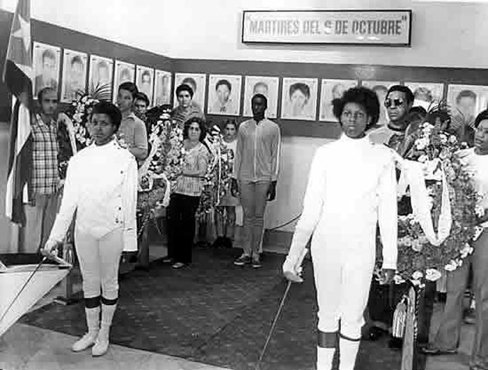 Tributo póstumo a los esgrimistas cubanos asesinados en el sabotaje del 6 de octubre de 1976. Tributo póstumo a los esgrimistas cubanos asesinados en el sabotaje del 6 de octubre de 1976.