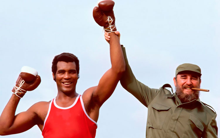 Fidel levanta el brazo del gran campeón. Foto: Tomada de Internet).
