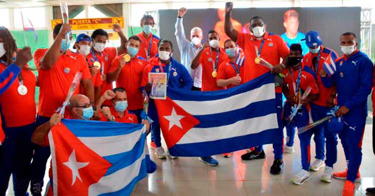 Presidente cubano, Miguel Díaz-Canel Bermúdez, recibe a la delegación olímpica que compitió en Tokio 2020.