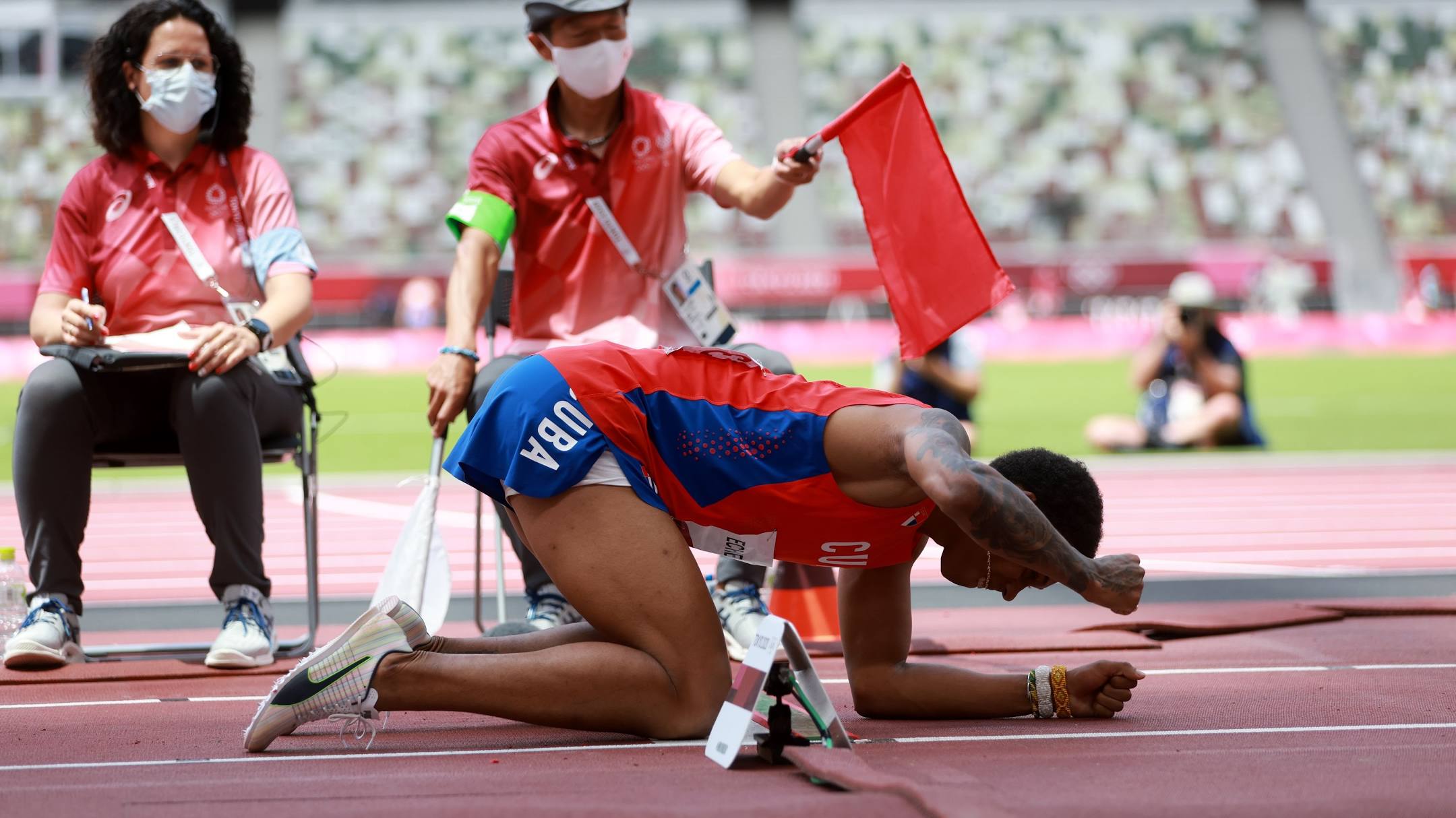 Juan Miguel Echevarría se lesiona en la final del salto de longitud en Tokio 2020. Juan Miguel Echevarría se lesiona en la final del salto de longitud en Tokio 2020.