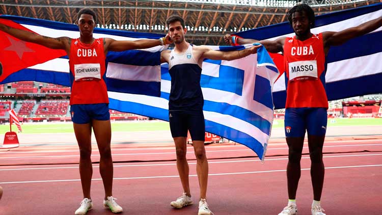 Miltiadis Tentoglou, de Grecia, y los cubanos Juan Miguel Echavarría y Maykel Massó, oro, plata y bronce, respectivamente, en el salto de longitud de los Juegos Olímpicos Tokio 2020. Miltiadis Tentoglou, de Grecia, y los cubanos Juan Miguel Echavarría y Maykel Massó, oro, plata y bronce, respectivamente, en el salto de longitud de los Juegos Olímpicos Tokio 2020.