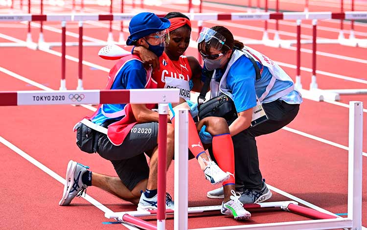 Yorgelis Rodríguez, atleta cubana de heptatlón, sufre lesión en la carrera de los 100 m con vallas en Tokio 2020. Yorgelis Rodríguez, atleta cubana de heptatlón, sufre lesión en la carrera de los 100 m con vallas en Tokio 2020.