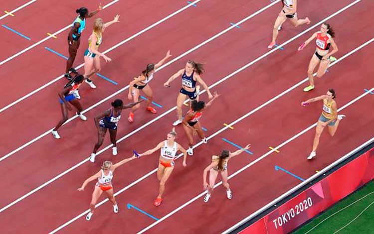 Momento de la clasificatoria 1 del relevo femenino 4x400
m en Tokio 2020. Momento de la clasificatoria 1 del
relevo femenino 4x400 m en Tokio 2020.