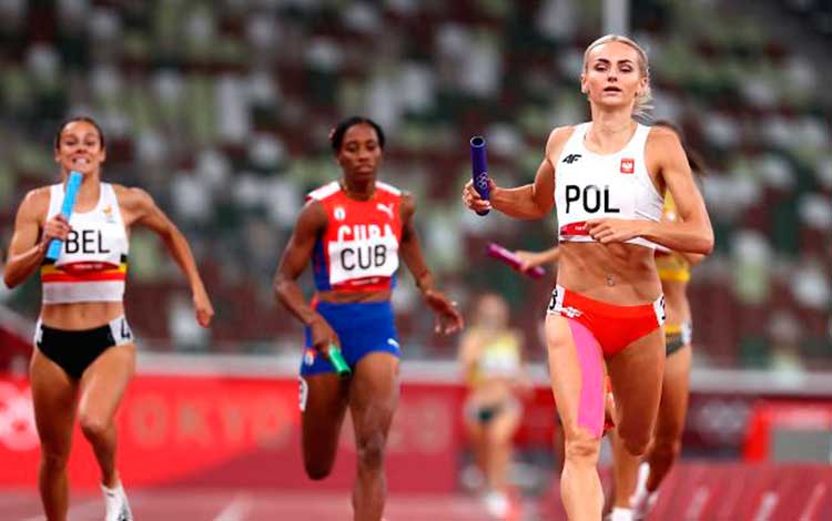 Momento de la clasificatoria 1 del relevo femenino 4x400
m en Tokio 2020. Momento de la clasificatoria 1 del
relevo femenino 4x400 m en Tokio 2020.
