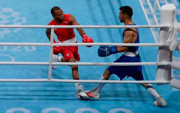 Lázaro ílvarez derrota al iraní Daniyal Shahbakhs en Tokio 2020. Lázaro ílvarez derrota al iraní Daniyal Shahbakhs en Tokio 2020.