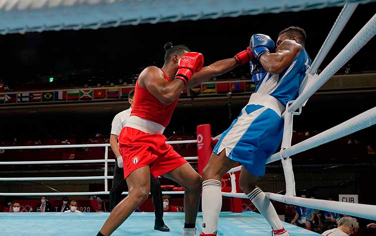 Arlen López (Cuba) contra Loren Berto Alfonso, cubano nacionalizado en Azerbaiyán, en los 81 kl del boxeo en Tokio 2020. Arlen López (Cuba) contra Loren Berto Alfonso, cubano nacionalizado en Azerbaiyán, en los 81 kl del boxeo en Tokio 2020.