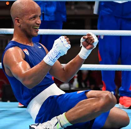 Roniel Iglesias, de Cuba, celebra el oro en los 69 kg del boxeo en los Juegos Olímpicos de Tokio 2020. Roniel Iglesias, de Cuba, celebra el oro en los 69 kg del boxeo en los Juegos Olímpicos de Tokio 2020.