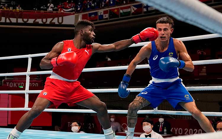 Cubano Andy Cruz contra el australiano Harry Garside en la semifinal de los 63 kg del boxeo en Tokio 2020. Cubano Andy Cruz contra el australiano Harry Garside en la semifinal de los 63 kg del boxeo en Tokio 2020.