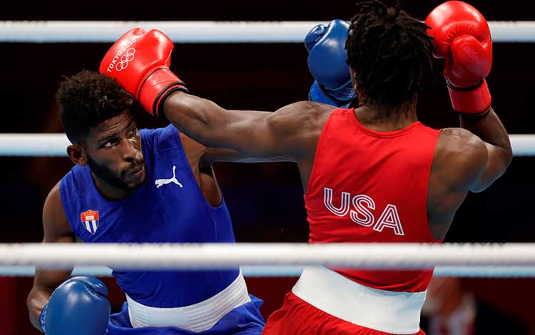 Cubano Andy Cruz en el combate final de los 63 kg frente a Keyshawn Davis, de Estados Unidos.