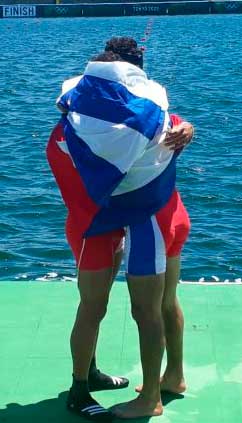 Serguey Torres y Fernando Dayán Jorge celebran el oro en el C2 a 1000 metros en Tokio 2020. Serguey Torres y Fernando Dayán Jorge celebran el oro en el C2 a 1000 metros en Tokio 2020.