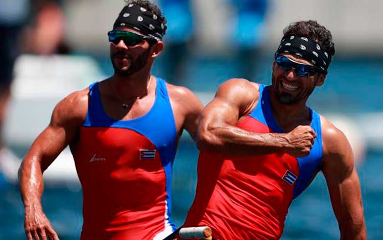 Serguey Torres y Fernando Dayán Jorge, dupla cubana ganadora del oro, con récord olímpico, en el C2 a 1000 m en Tokio 2020.